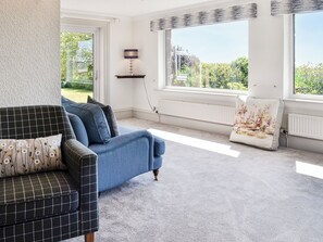 Fireplace - 4 bedroom accommodation in Annan (Annan)