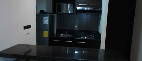 Geladeira, micro-ondas, lava-louças, cafeteira/chaleira