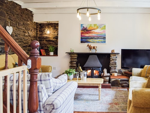 4 bedroom accommodation in Pwll near Llanelli
