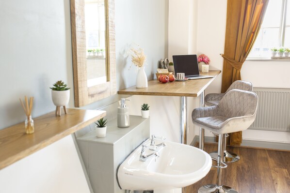 Comfort Double Room, Shared Bathroom (1st Floor ) | Room amenity - Cades Accommodation (Wolverhampton)