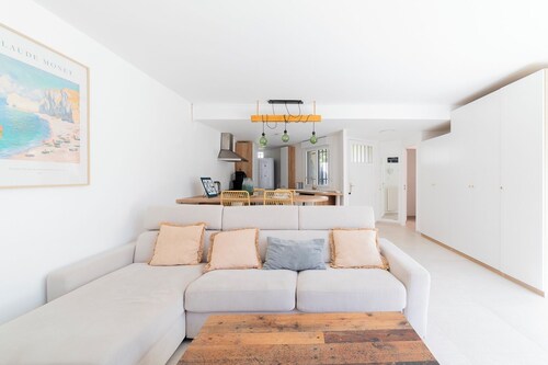 Seaside villa sleeps 6, garden, air conditioning, garage