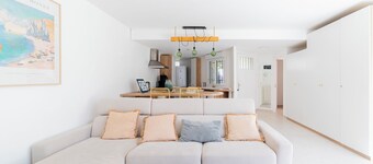 Seaside villa sleeps 6, garden, air conditioning, garage