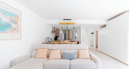 Seaside villa sleeps 6, garden, air conditioning, garage