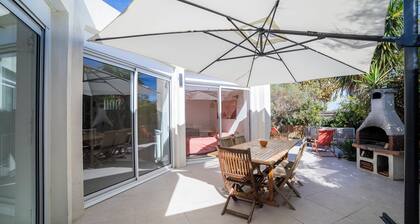 Seaside villa sleeps 6, garden, air conditioning, garage