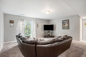Smart-TV, Kamin, Tischtennisplatte