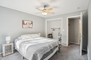 4 Schlafzimmer, Schreibtisch, Bügeleisen/Bügelbrett, Reisekinderbett