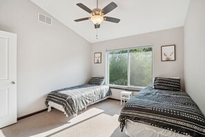 4 Schlafzimmer, Schreibtisch, Bügeleisen/Bügelbrett, Reisekinderbett