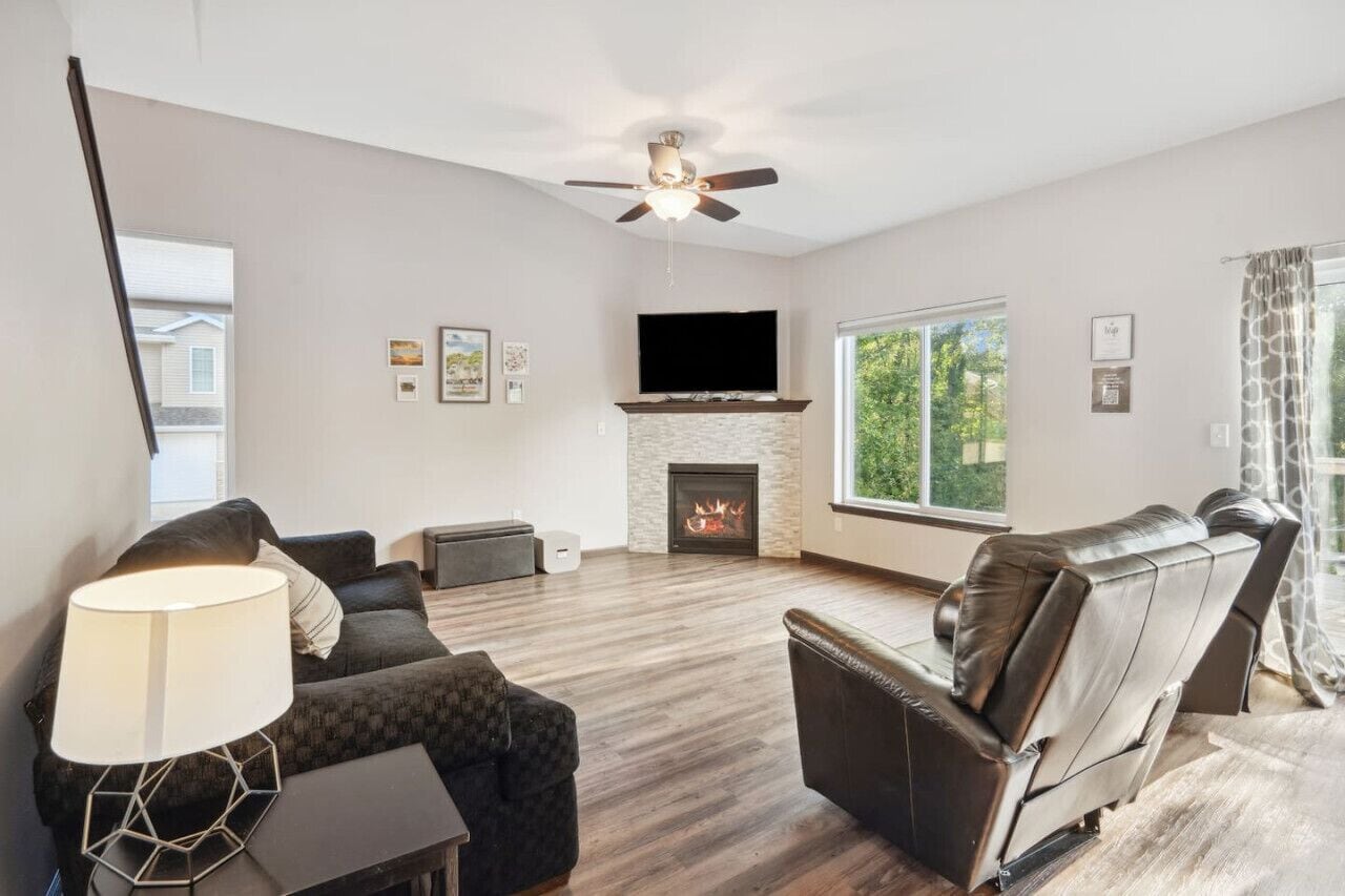 TV connectée, cheminée, table de tennis de table