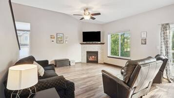 TV connectée, cheminée, table de tennis de table