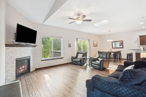 Smart-TV, Kamin, Tischtennisplatte