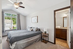 4 chambres, bureau, fer et planche à repasser, lit de bébé portatif