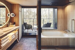 Ensemble baignoire-douche, douche cascade, séchoir à cheveux, pantoufles