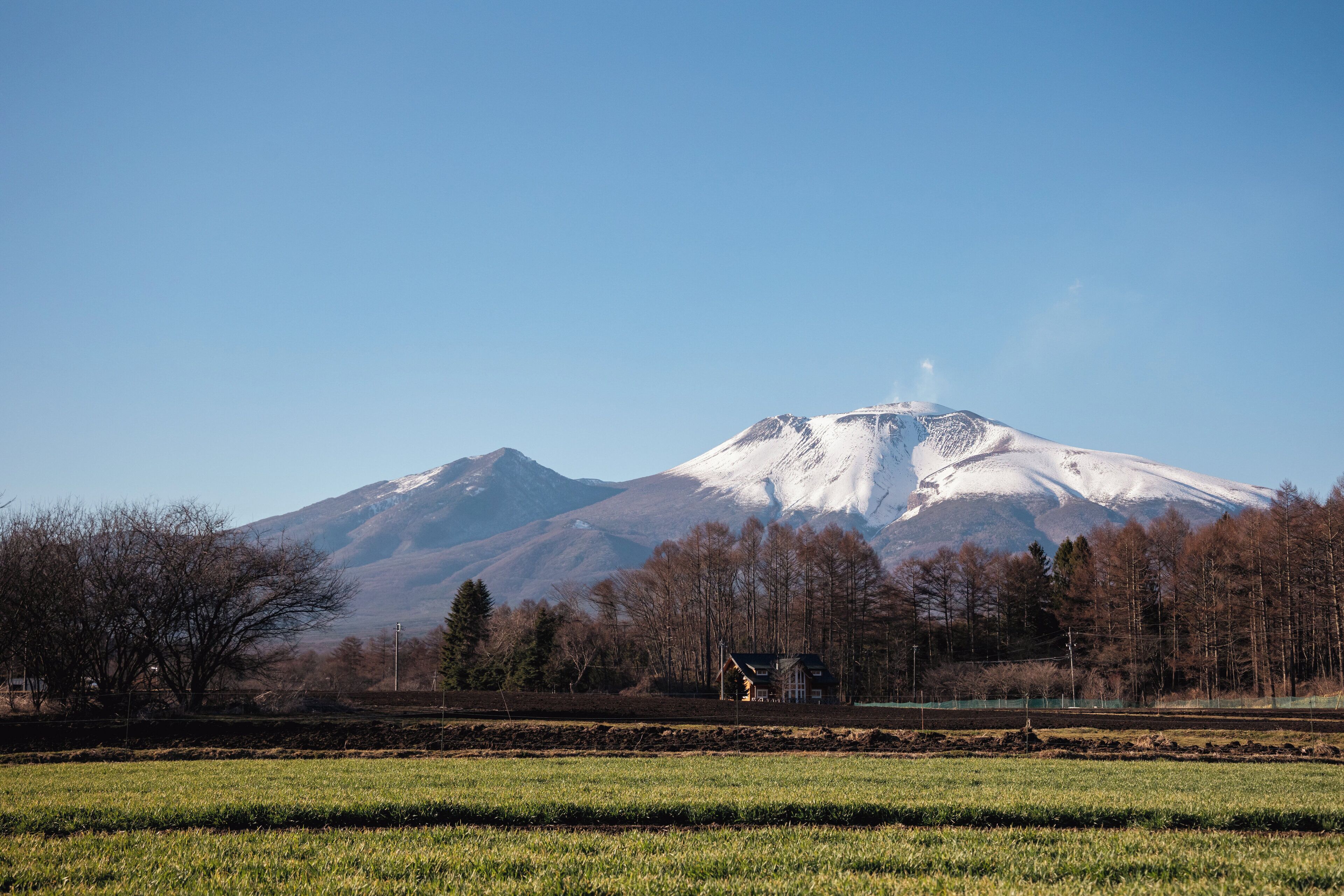 Une montagne enneigée sous un ciel dégagé.