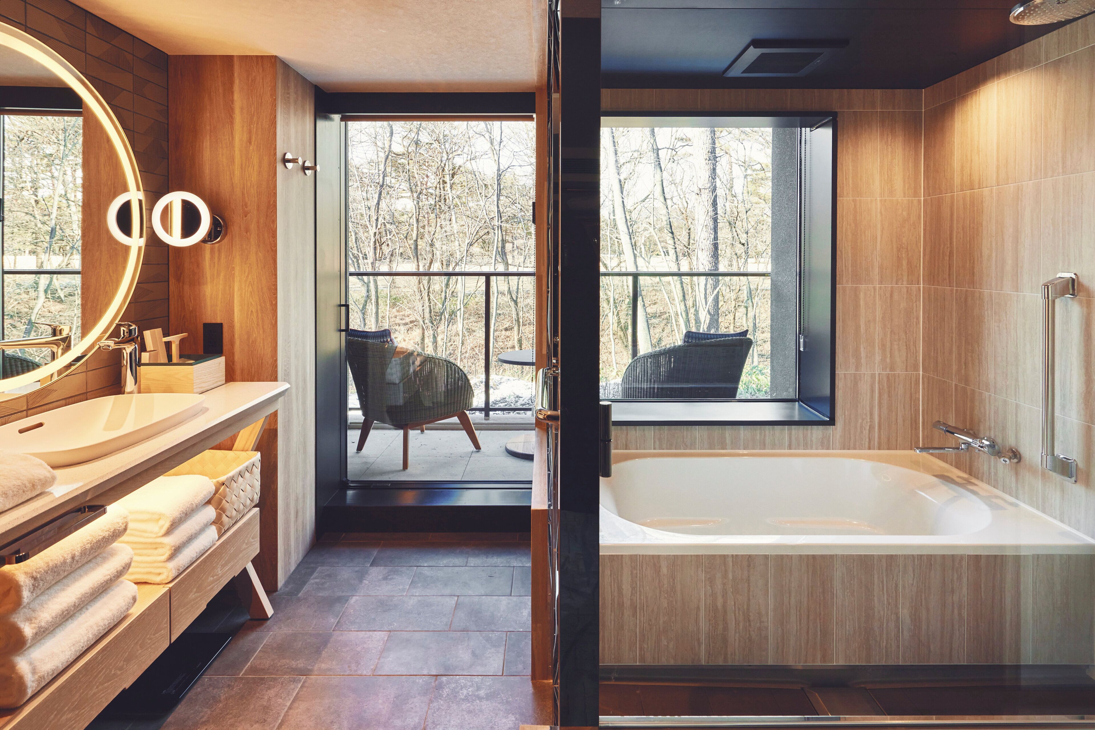 Combined shower/bathtub, rainfall showerhead, hair dryer, slippers