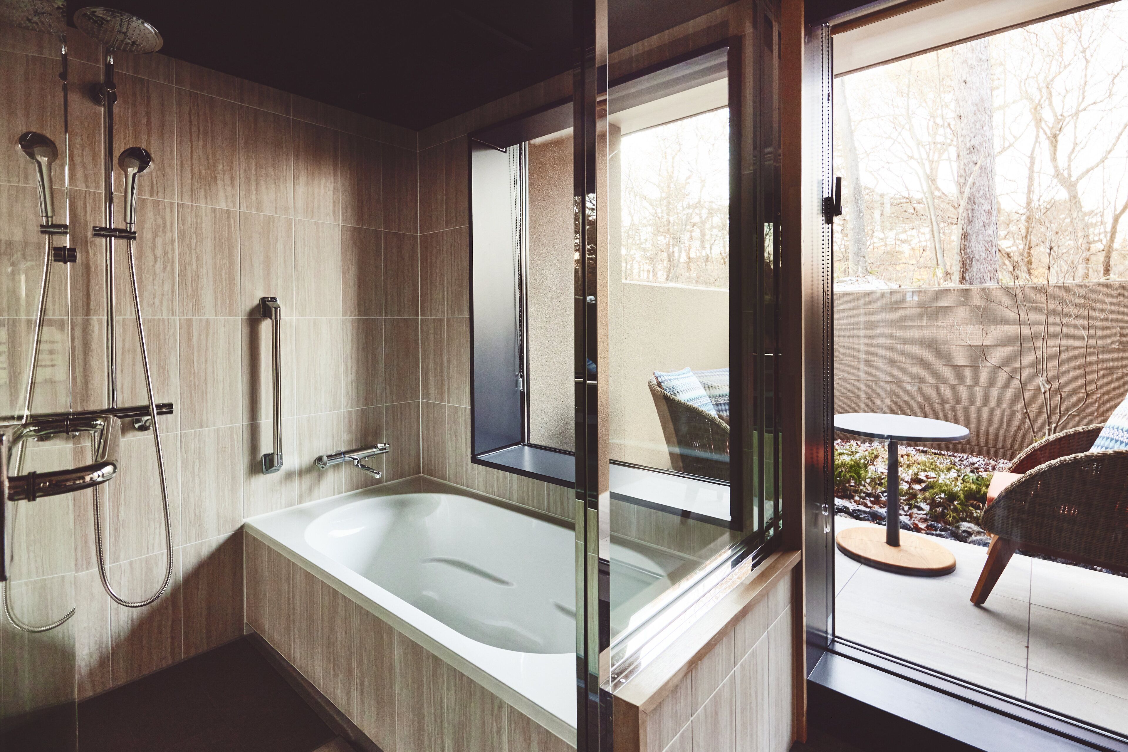 Ensemble douche/baignoire, douche à « effet pluie », sèche-cheveux