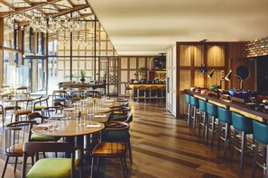 Petit déjeuner, déjeuner et dîner servis sur place, vue sur le jardin