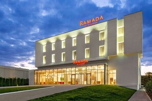 Exterior - Ramada by Wyndham Targu JIU (Tirgu Jiu)