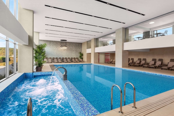 Indoor pool, seasonal outdoor pool, sun loungers - Ramada by Wyndham Targu JIU (Tirgu Jiu)