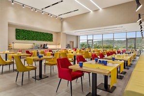 Breakfast area - Ramada by Wyndham Targu JIU (Tirgu Jiu)