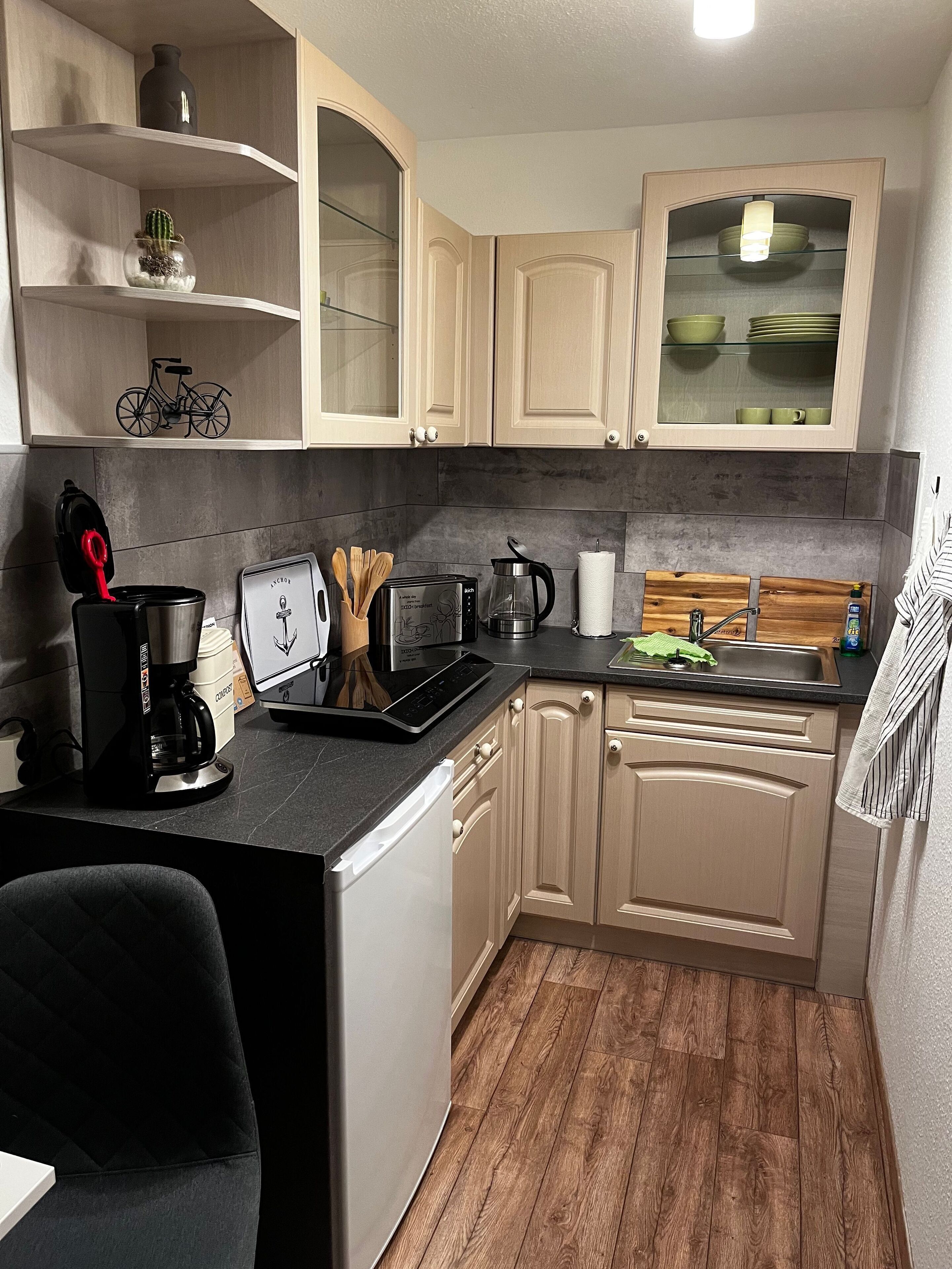 Kühlschrank, Wasserkocher mit Kaffee-/Teezubehör, Wasserkocher, Toaster