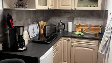 Kühlschrank, Wasserkocher mit Kaffee-/Teezubehör, Wasserkocher, Toaster