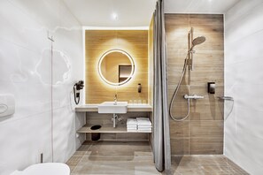 Douche, articles de toilette gratuits, sèche-cheveux