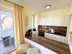 Kühlschrank, Ofen, Geschirrspüler, Wasserkocher mit Kaffee-/Teezubehör