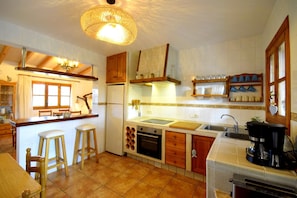 Frigorífico, microondas, horno y lavavajillas