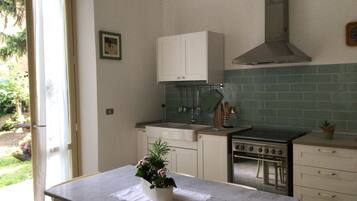 Kühlschrank, Ofen, Herdplatte, Wasserkocher mit Kaffee-/Teezubehör