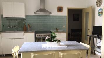 Kühlschrank, Ofen, Herdplatte, Wasserkocher mit Kaffee-/Teezubehör