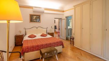 2 bedrooms, in-room safe, desk, iron/ironing board