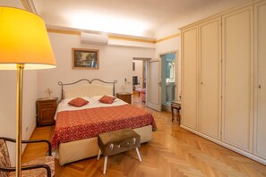 2 bedrooms, in-room safe, desk, iron/ironing board - Large flat between two parks in central Florence-ideal for families/small groups (Firenze)