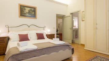 2 chambres, coffres-forts dans les chambres, bureau