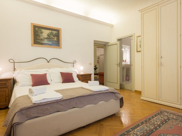 2 chambres, coffres-forts dans les chambres, bureau