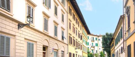 المنشأة من الخارج