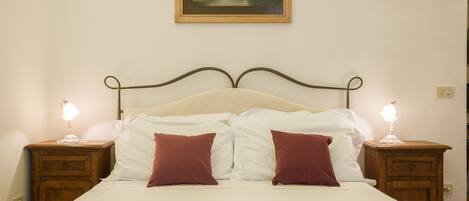 2 bedrooms, in-room safe, desk, iron/ironing board