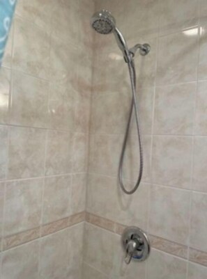 وحدات دش مع أحواض استحمام، مجففات شعر، مناشف، صابون