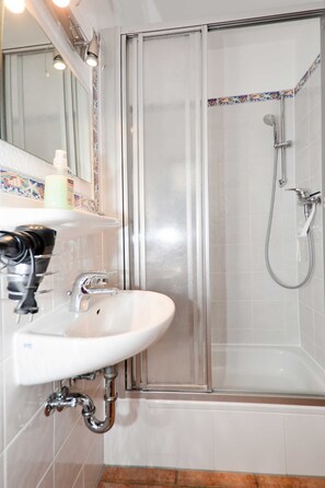 Douche, sèche-cheveux, serviettes fournies