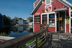 Outdoor dining - Baytowne Market Street (Miramar Beach)