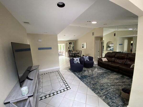 Living area - 10 Minutes from the beach (Hilton Head Island)