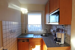 Køleskab, mikrobølgeovn, opvaskemaskine, kaffe-/temaskine