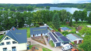 Un barrio residencial con casas, un lago y un paisaje boscoso.