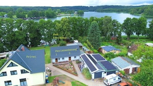 Un barrio residencial con casas, un lago y un paisaje boscoso.