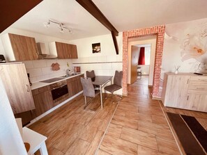 Kühlschrank, Mikrowelle, Ofen, Wasserkocher mit Kaffee-/Teezubehör