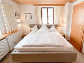 2 bedrooms, desk, travel crib, WiFi - House Schweiger vacation apartment - Holiday apartment Schweiger (Bayrischzell)