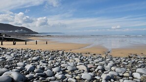 A beach with pebbles and a wooden walkway leading to the water. - 1 Quayside, Heart Of Appledore - Free WiFi - Wood Burner - Coffee Machine (Appledore)