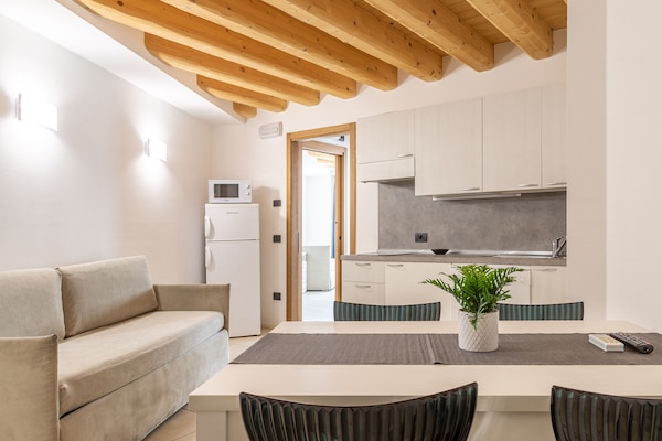 Appartamento Deluxe | Soggiorno | TV a schermo piatto 43 pollici con canali via cavo, TV