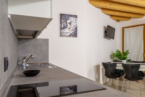 Frigorífico grande, microondas, placa de cocina y lavavajillas