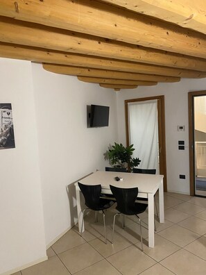 43-inch flat-screen TV with cable channels, TV - Residence Garibaldi (Trieste)