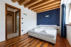 Ropa de cama de alta calidad, muebles diferentes y escritorio 